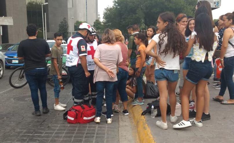 La mujer y las niñas, de 20, 13 y 5 años de edad aproximadamente cruzaron el semáforo cuando apenas estaba en verde. Foto: Especial.