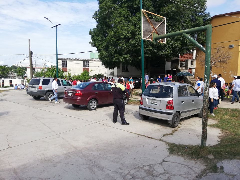 Propietarios de automóviles usaban canchas deportivas como espacios de estacionamiento en Tampico (Foto/Jesús Alberto García)