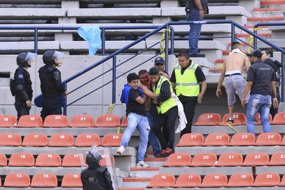 Violencia en el partido San Luis vs Querétaro deja 50 heridos