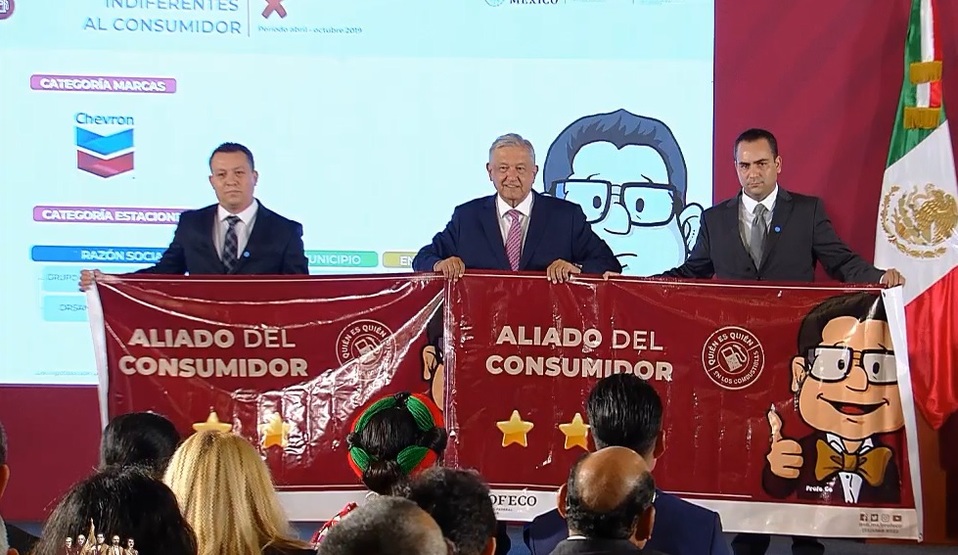 AMLO y Profeco dan mantas como reconocimiento a gasolineras con mejores precios de México (Especial)
