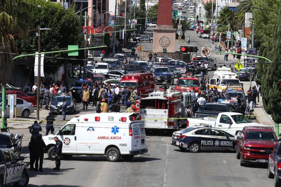 Elementos de seguridad cierran la circulación en avenida Madero de Pachuca. (Jorge Sánchez)