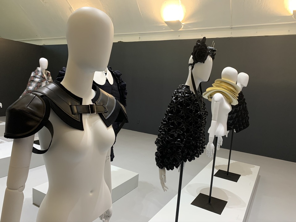 La exponente de la antimoda Rei Kawakubo expondrá sus creaciones en Zapopan (Milenio).