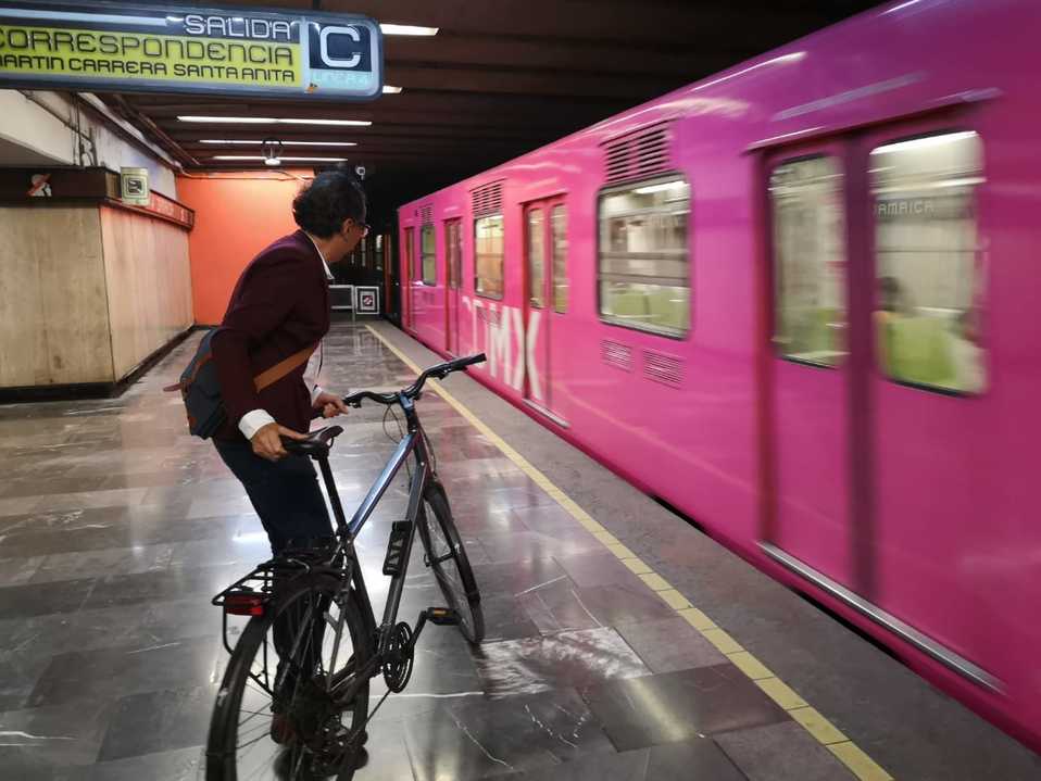 Javier Hidlgo viajó con su bici en el Metro. (Fernando Damián)