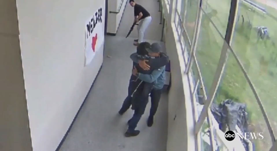 El maestro abrazó a su estudiante para evitar que abriera fuego en la esucela. (ABC News)