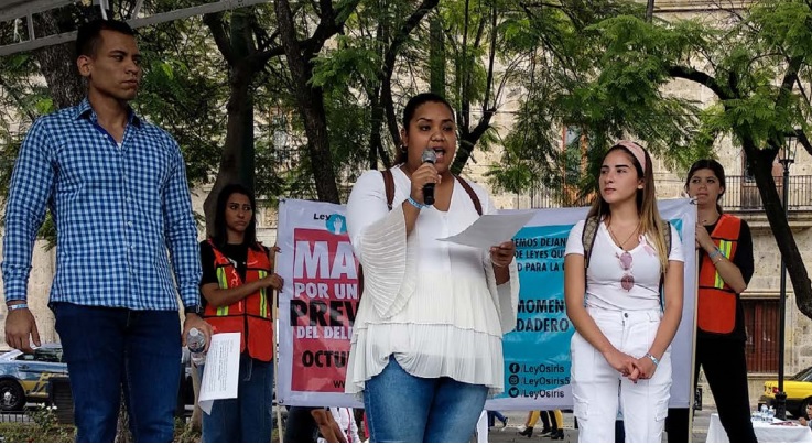 Después de una manifestación, expusieron la iniciativa en la Plaza de la Liberación, en el Centro de Guadalajara. (FRANCO GONZÁLEZ)