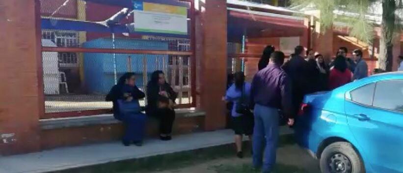 Los padres cerraron las instalaciones de la escuela hasta que llegue la Fiscalía del Estado. (Oscar Rodríguez)