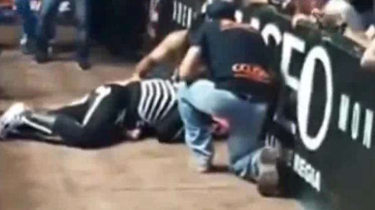 La Parka sufre un golpe en la cabeza durante una pelea en la Arena Coliseo de Monterrey (Especial)