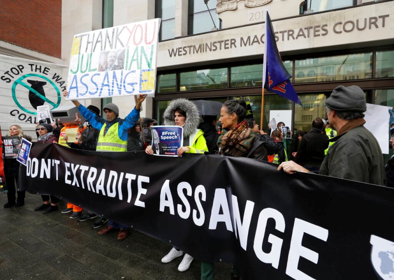 Partidarios del australiano se manifestaron a las afueras del acorte, en Londres. (AP)