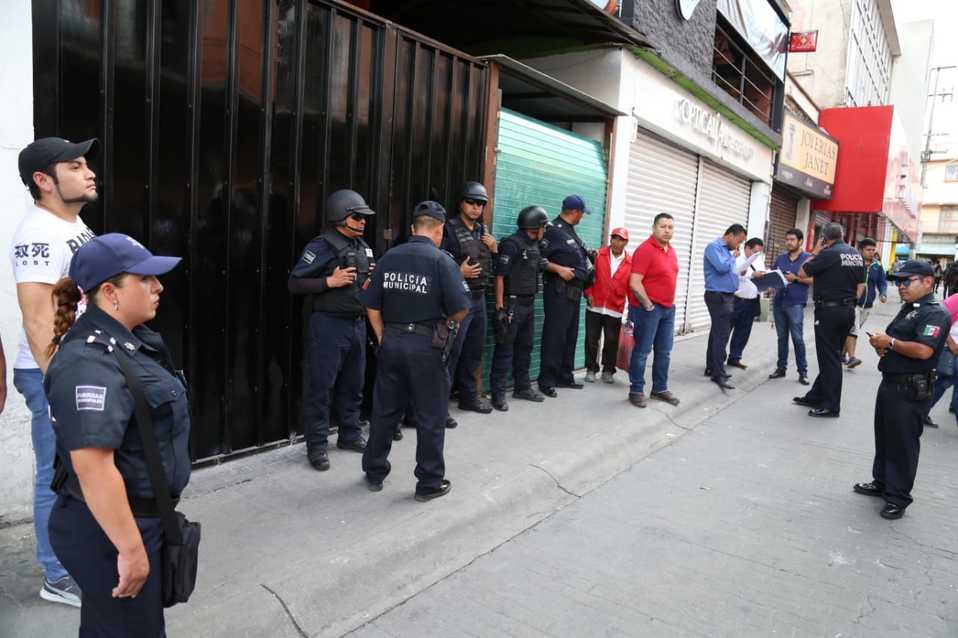 Policías resguardan edificio en centro de Pachuca. (Jorge Sánchez)
