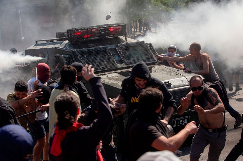 Las protestas también han dejado decenas de detenidos y heridos. (AFP)