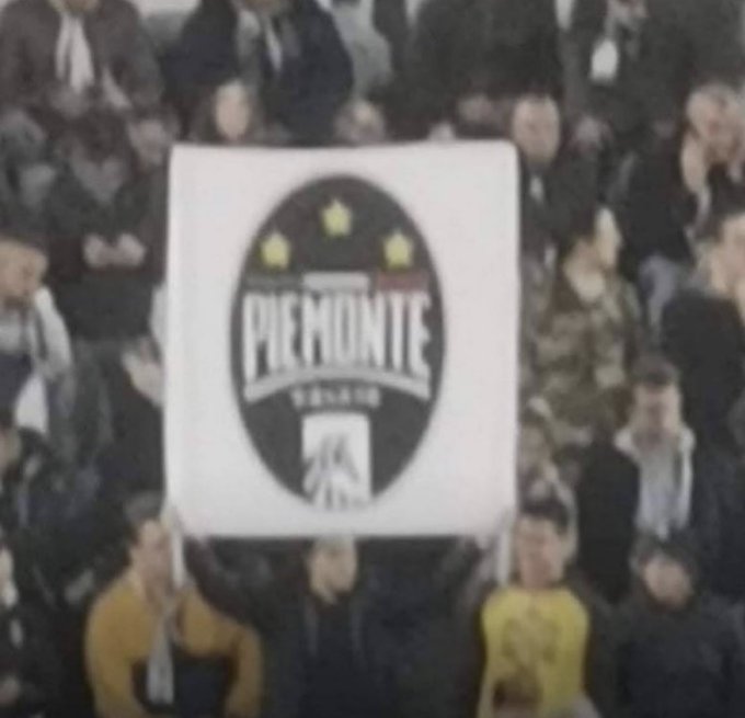 Aficionado con banner del Piemonte Calcio (Twitter: @official433)