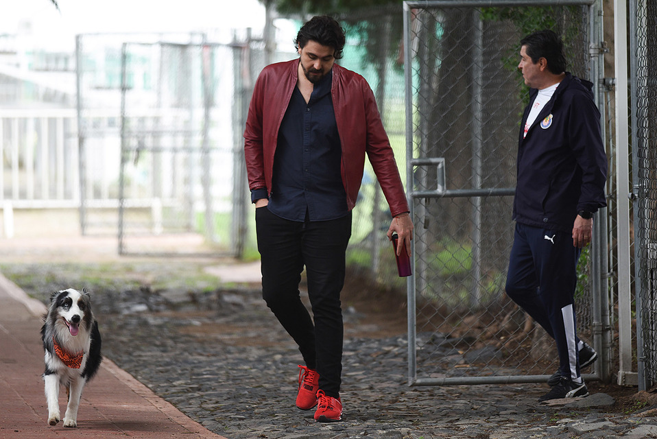 Amaury Vergara junto a su perro Azkaar (Imago7)|