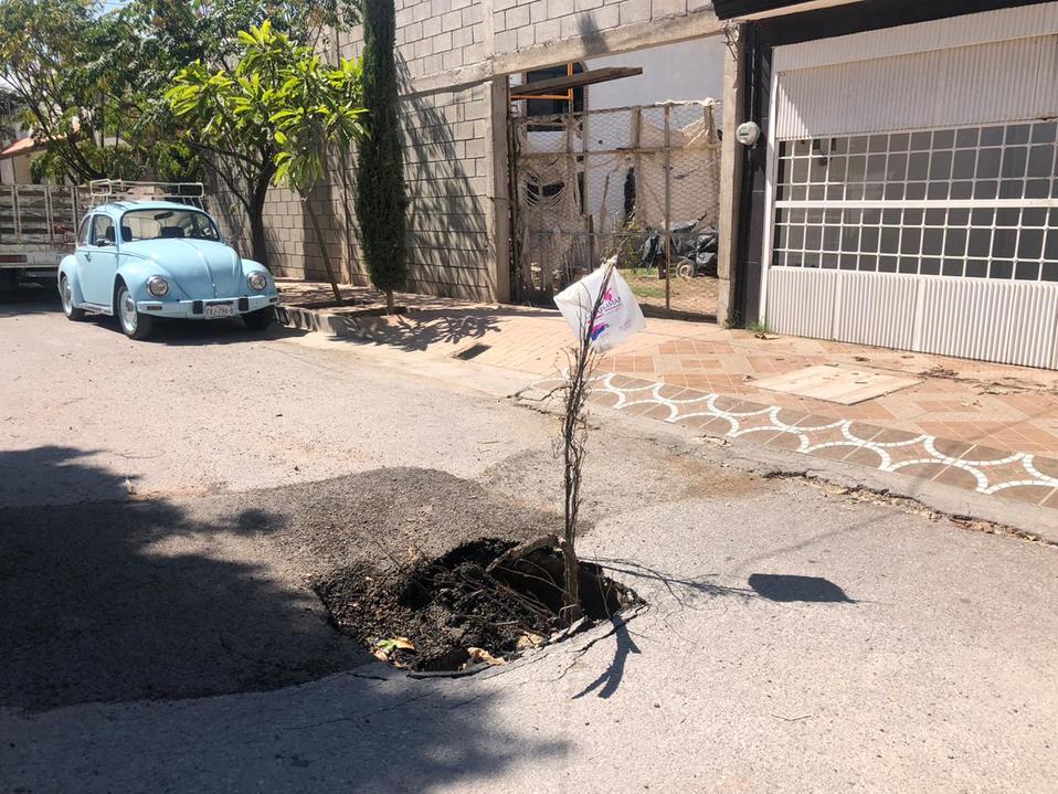 Debido a los baches los autos no pueden circular de manera normal. (Milenio Digital)