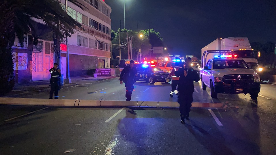 Caos sobre la Calzada de Tlalpan; derriban poste. (Foto: Rogelio López)