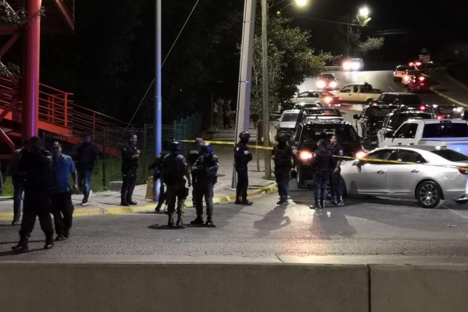 El cuerpo estaba en el interior de una camioneta. Foto: Israel Santacruz