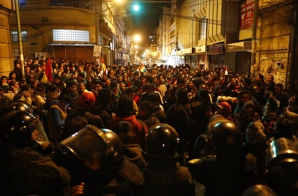 Los enfrentamientos se han originado tras a suspensión del conteo rápido en las elecciones de Bolivia. (AP)