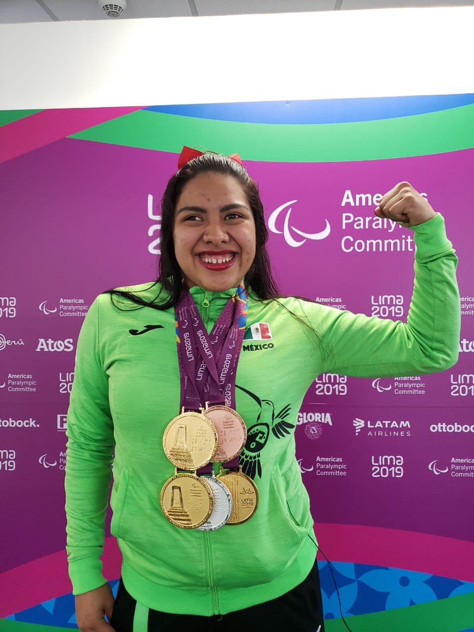 Matilde Estefanía Alcazar celebrando tras ganar medallas en los Juegos Parapanamericanos de Lima, Perú 2019  (Indeporte)