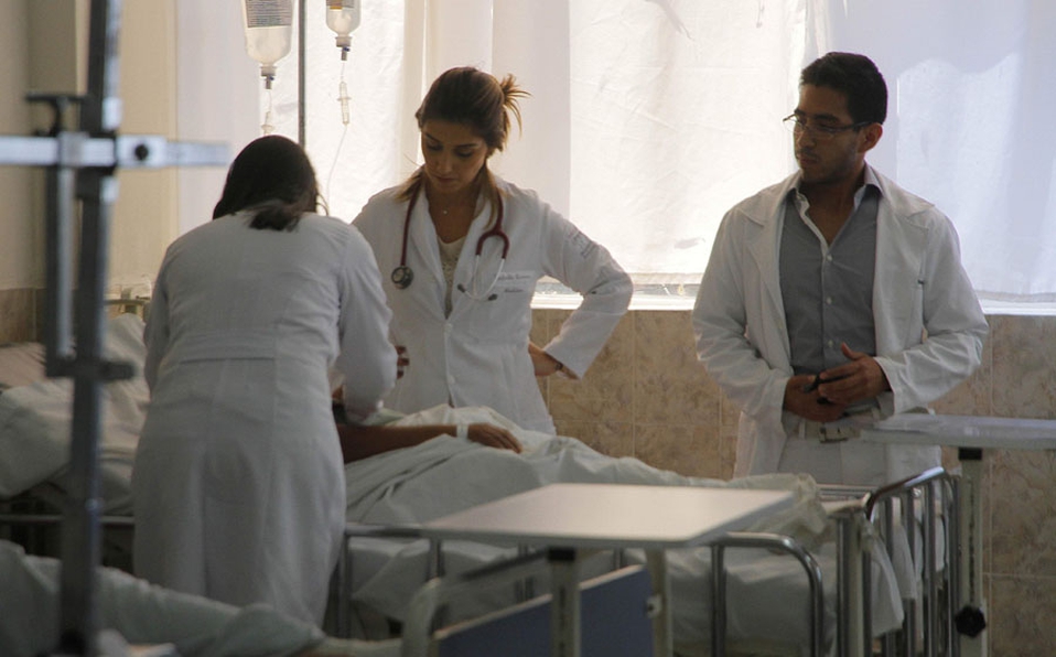 Doctores revisan a paciente en cama (Especial | Archivo)