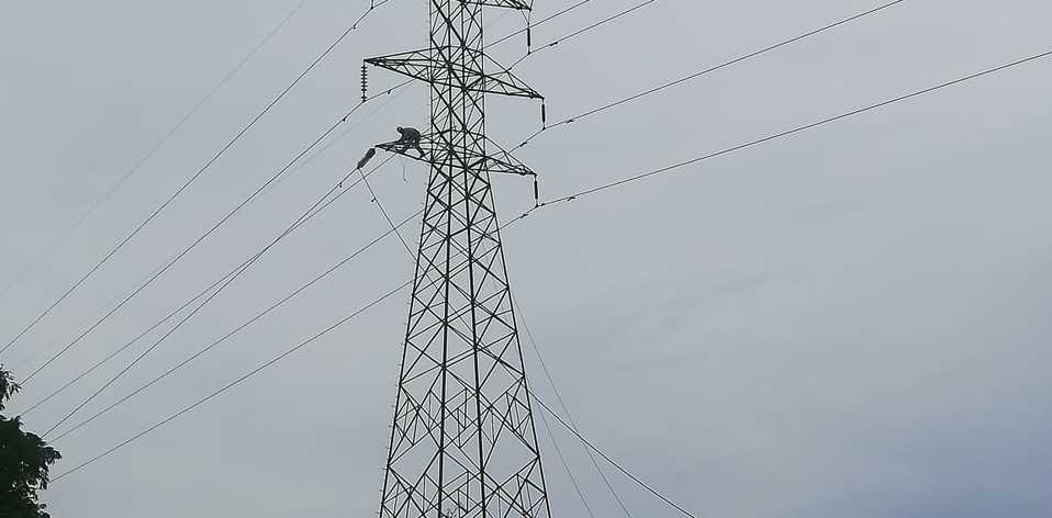 Trabajador arreglando cables de alta tensión en Tampico.  (Omar Hernández)