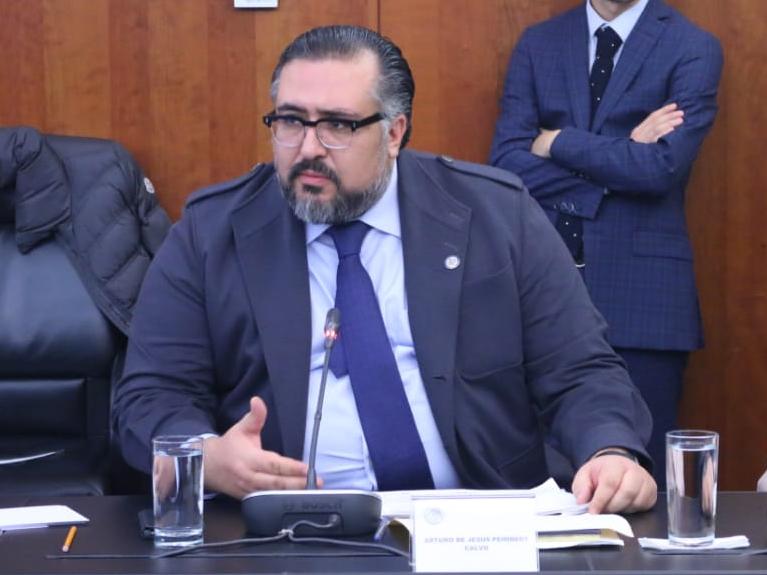Arturo Peimbert durante su comparecencia ante senadores. (Especial)