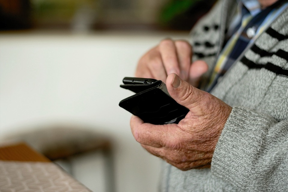 Aspectos como el sonido, o la letra de la pantalla complica a las personas mayores el uso de un smartphone.  (Foto: Pixabay)