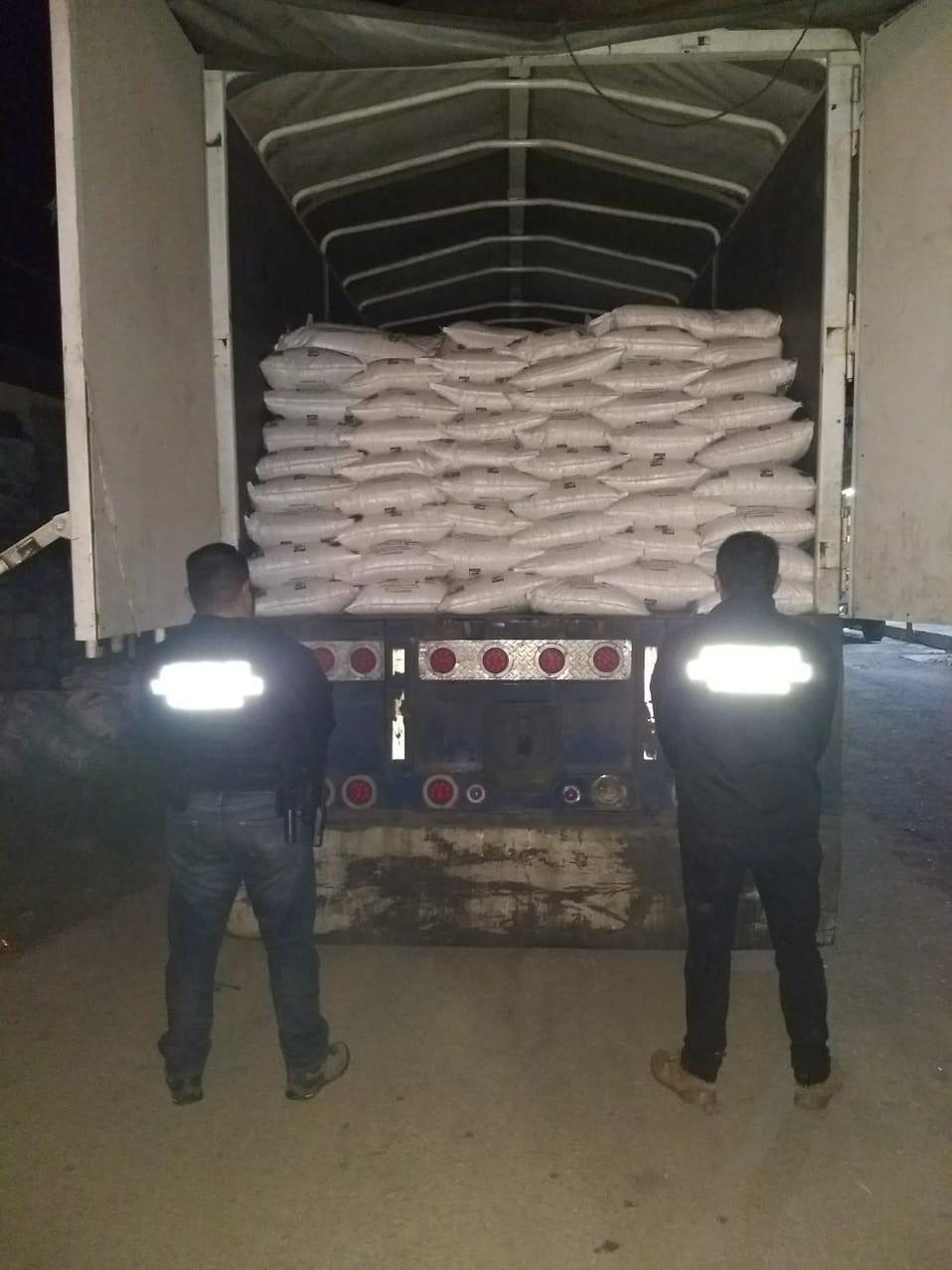 En en una caja de carga se aseguraron cerca de 42 toneladas de azúcar. (Especial)