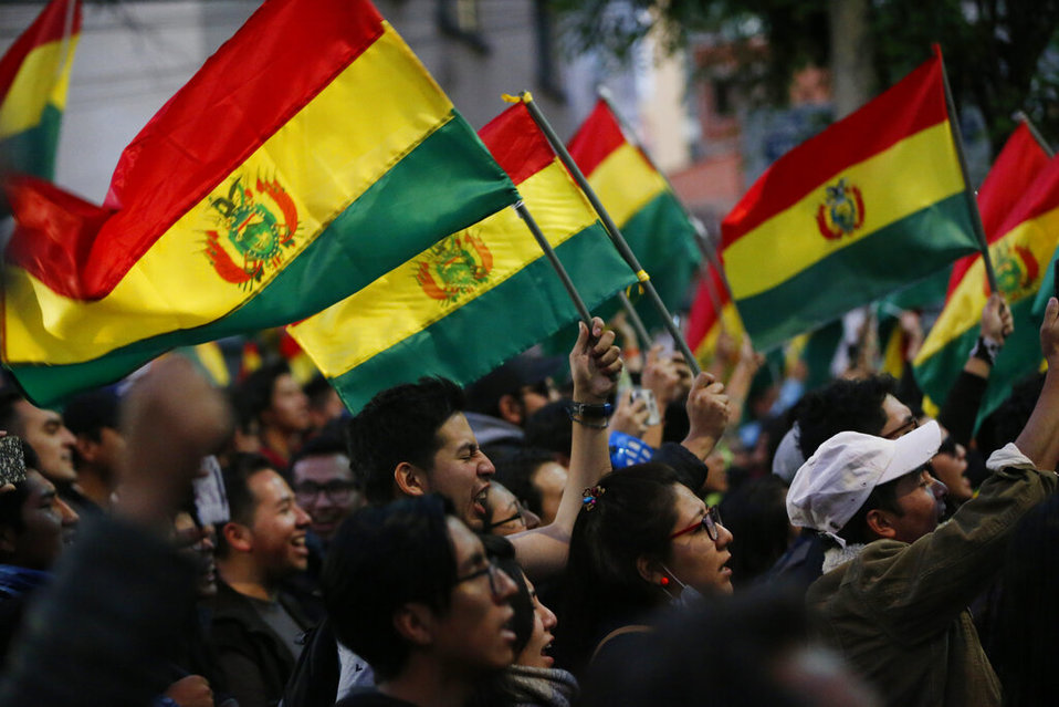 Se han desatado manifestaciones que reclaman un fradue electoral. (AP)