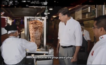 El embajador tomó un curso exprés para ser taquero. (Tomado de Embajada de EU)