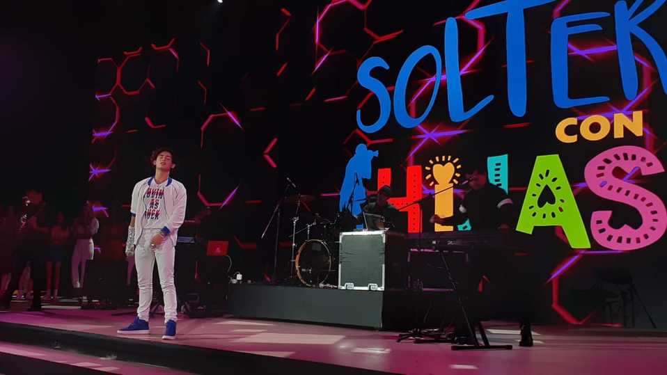 Emilio Osorio realizó un homenaje a Celia Cruz en la presentación de 'Soltero con hijas' (Libertad Ampudia).