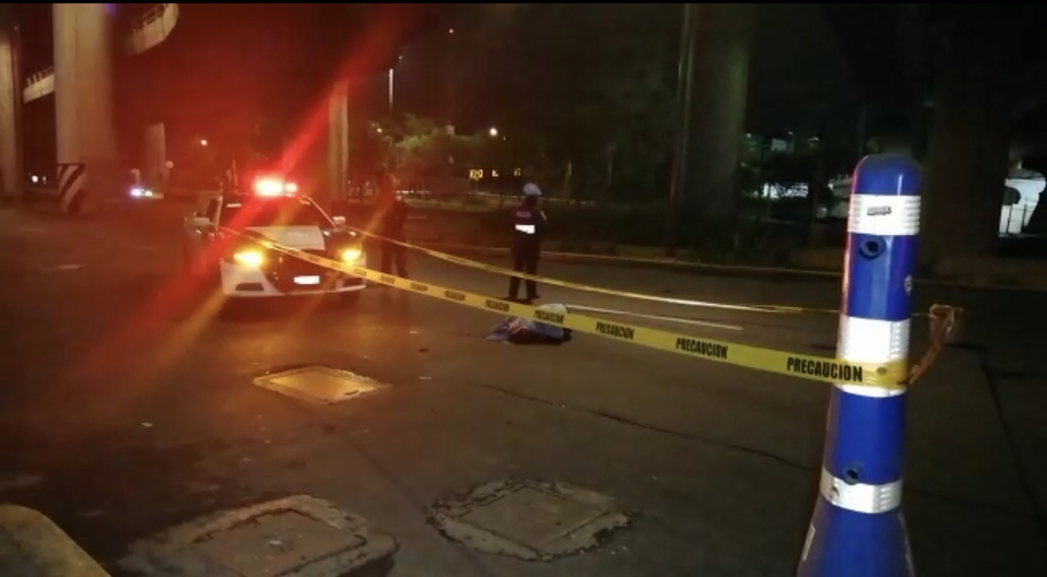 Fatal accidente deja un motociclista muerto al caer del segundo piso del Periférico. (Foto: Rogelio López)