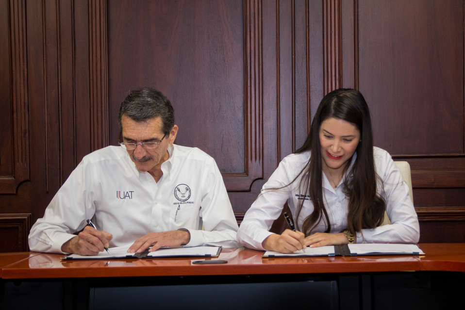 Firma de convenio.