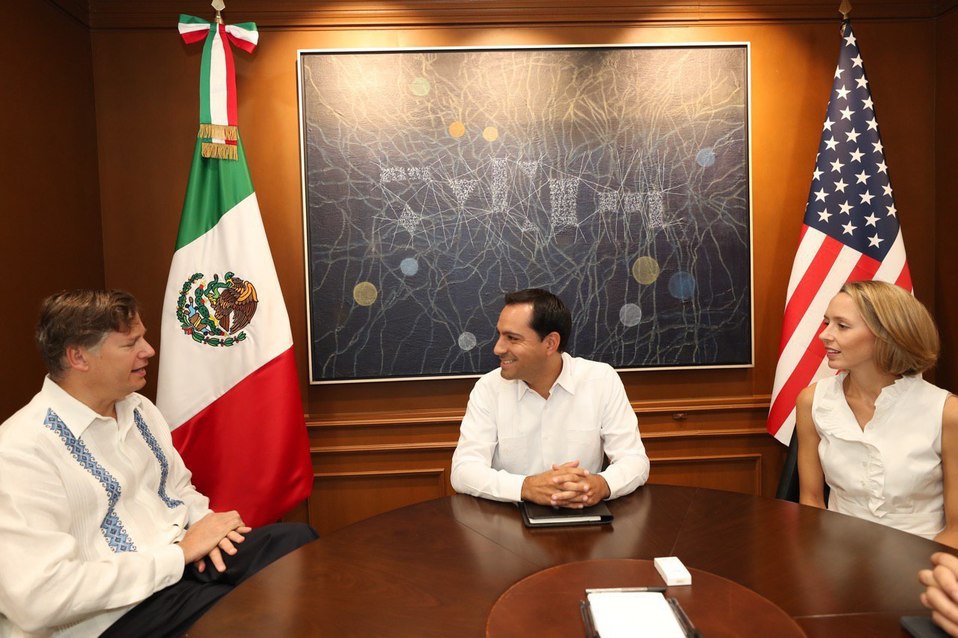 El gobernador Mauricio Vila se reunió con el embajador de Estados Unidos en México, Christopher Landau. (Cortesía)