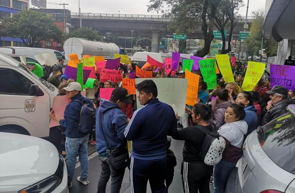 Habitantes de Edomex protestan frente a la CRE, en CdMx. | César Velázquez