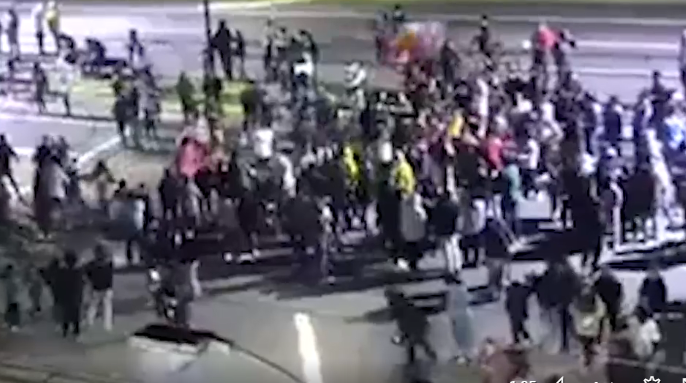 Hombre atropella a manifestantes; aumenta a 18 el número de muertos en Chile. (Captura de Pantalla)
