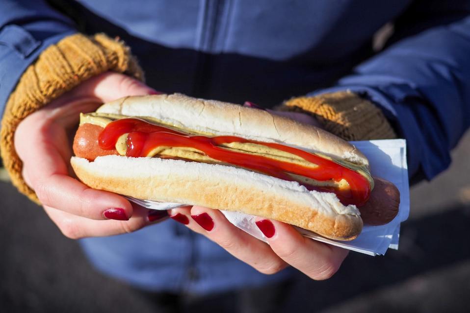 Hot Dog con salsa de tomate (Unsplash)