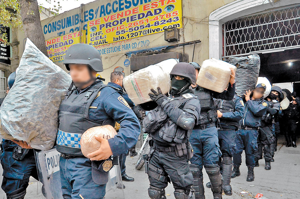 En los cuatro inmuebles hallaron estupefacientes y armas, entre ellas un lanzagranadas. (EFE)