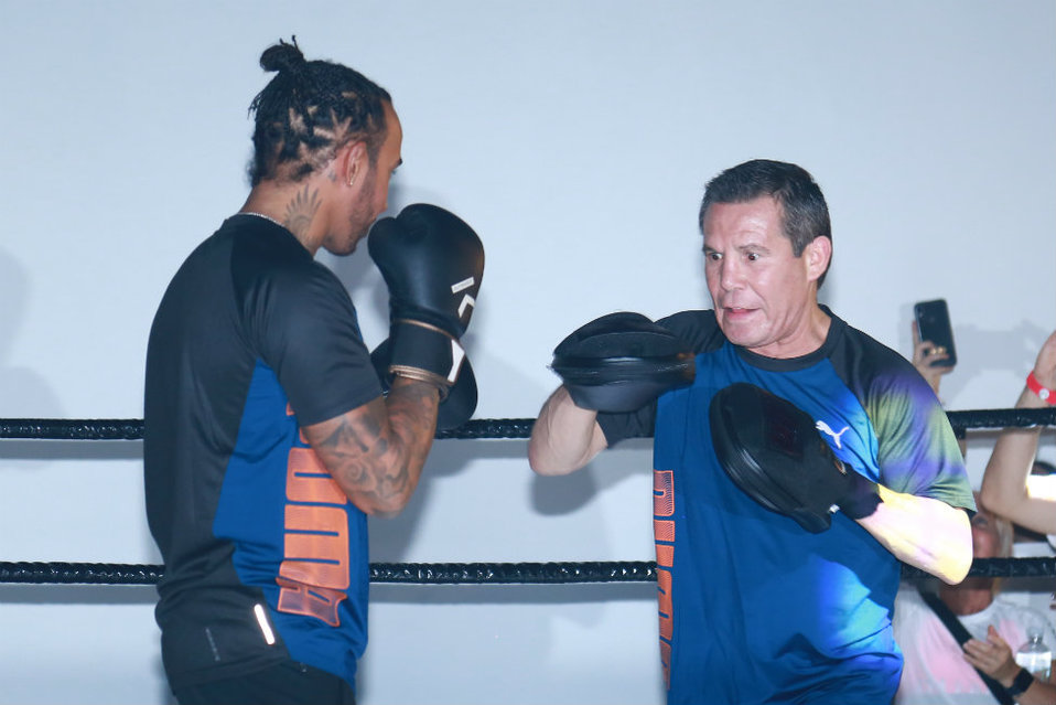 Lewis Hamilton 'boxea' junto a Julio César Chávez (Iván López)
