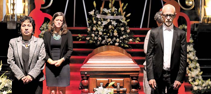 Lucina Jiménez, directora del INBAL, y el hijo del pintor realizan guardia de honor. Octavio Hoyos