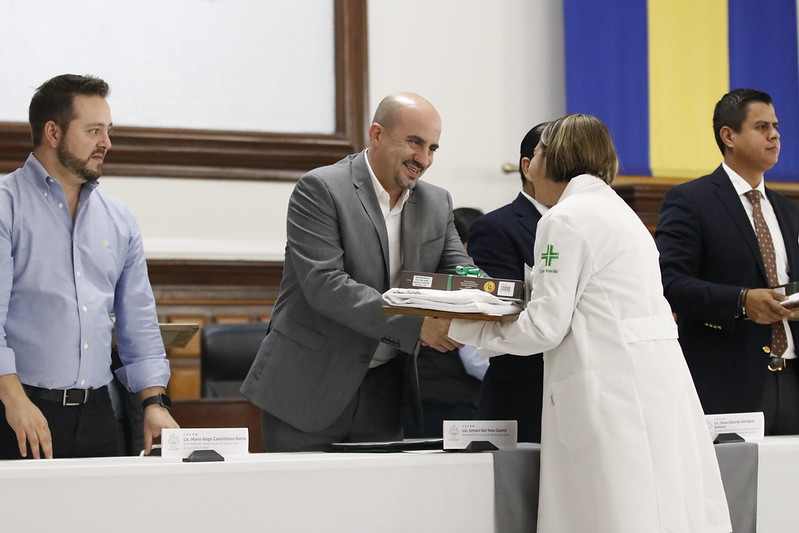 Los 50 médicos galardonados recibieron un reconocimiento por mérito a su trayectoria. (Cortesía)