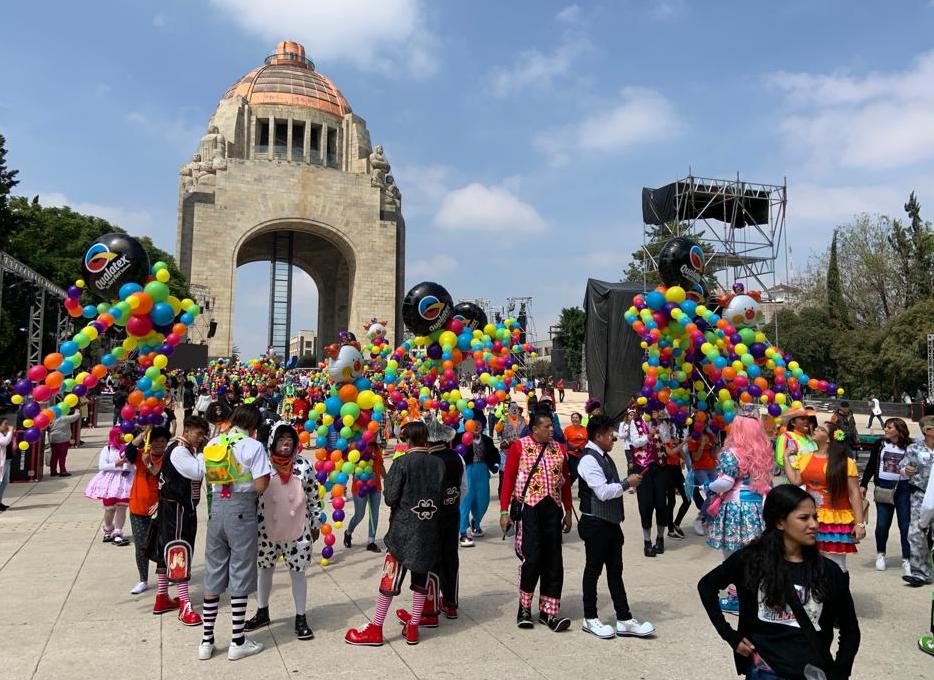 Payasos se reúnen en Monumento a la Revolución, en CdMx. | César Velázquez