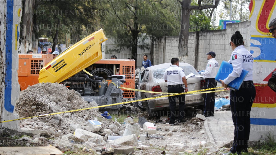 Peritos de la Fiscalía General del Estado (FGE) realizan las diligencias para trasladar al fallecido al anfiteatro. (Jesús Zavala)