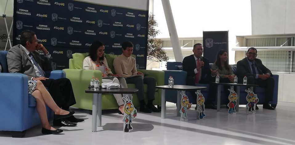 El rector de la Universidad de Guanajuato compartió experiencias en el campo laboral. / Foto: Jannet Ruiz