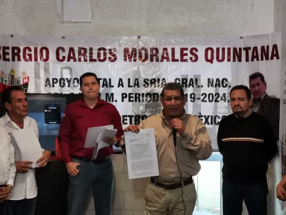 Sergio Carlos Morales Quintana, acompañado de representantes de diversas secciones del sindicato, pertenecientes al Frente Nacional Petrolero. (Lilian