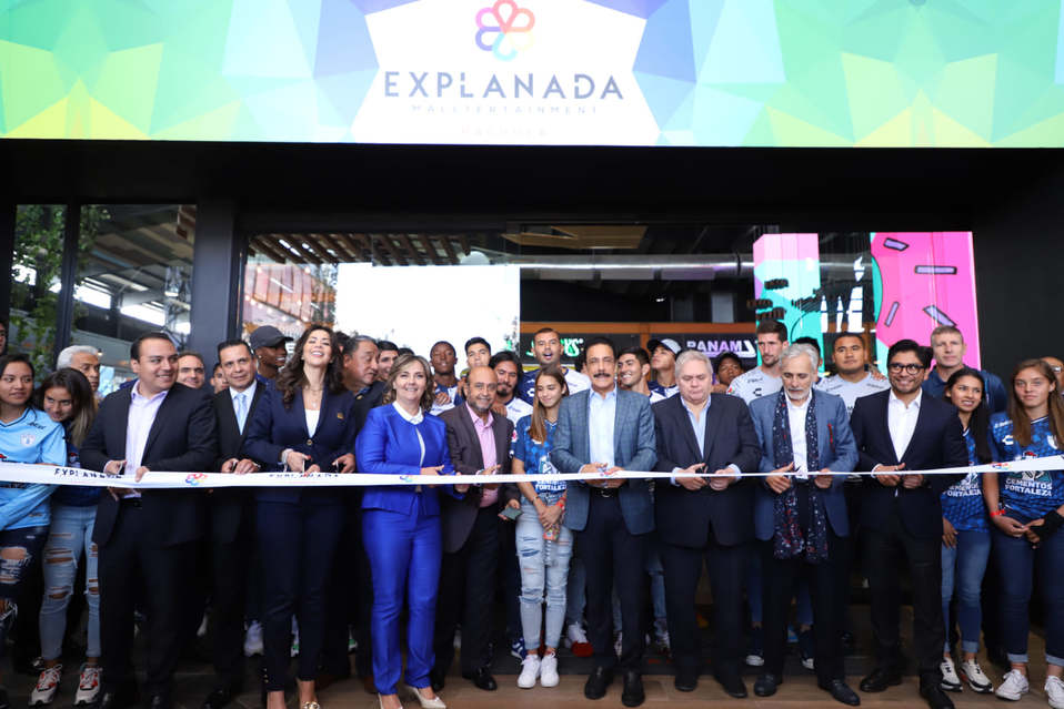 Autoridades y empresarios cortaron el listón de apertura del centro comercial. (Cortesía)
