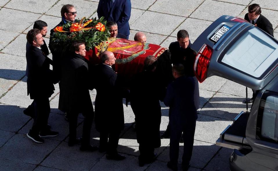 El cadáver de Franco se inhumó en noviembre de 1975 en un ataúd doble, con una estructura interna de zinc sellada y otra externa de madera. (AP)
