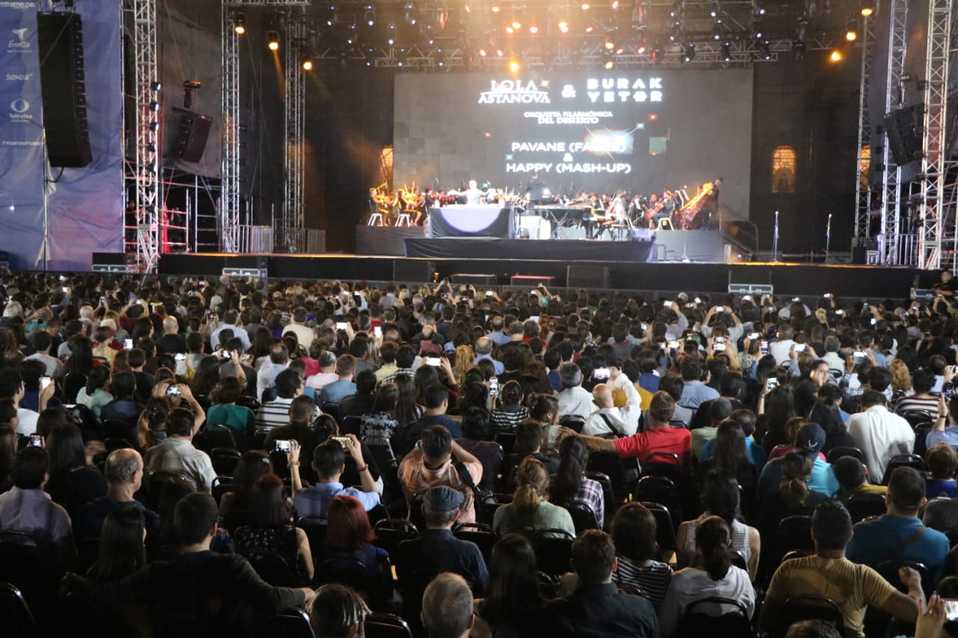 El concierto ofreció variantes entre la música pop, lo clásico y "solos" de piano por Astanova. (Gustavo Mendoza)