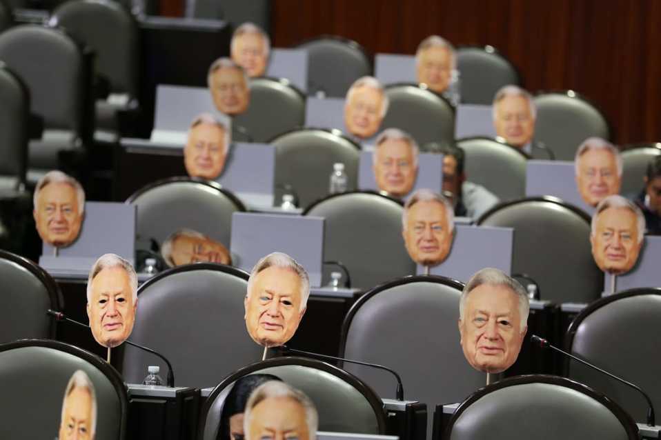 Diputados portan máscaras con el rostro del director de la CFE, Manuel Bartlett. (Octavio Hoyos)