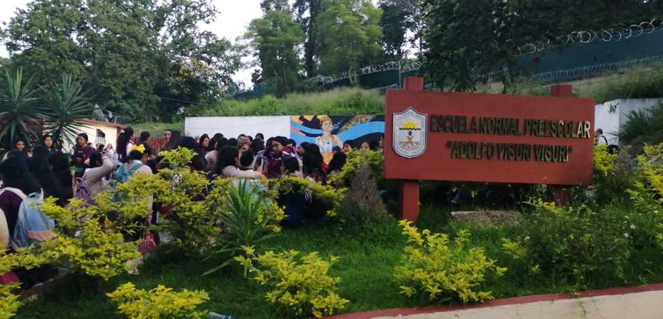 La entrega de comida corresponde al 41 aniversario de la fundación de la escuela normalista. (Rogelio Agustín)