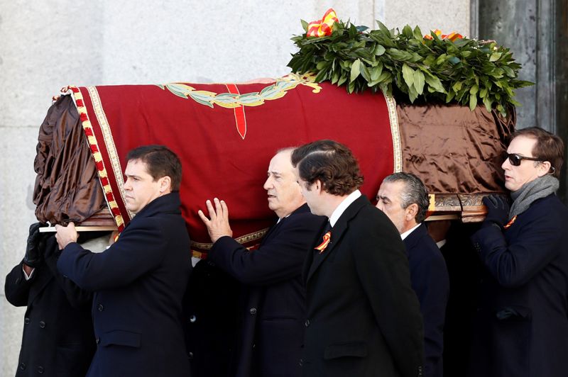 El féretro, cubierto con la enseña familiar y una corona funeraria de laurel, fue saludado con un "¡Viva España, viva Franco!" por los allegados.