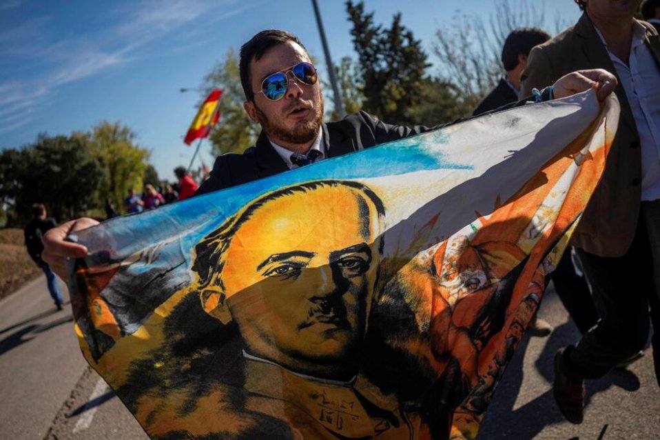 Aunque Franco murió en 1975, los ánimos siguen estando profundamente divididos en España en torno a su exhumación. (AP)